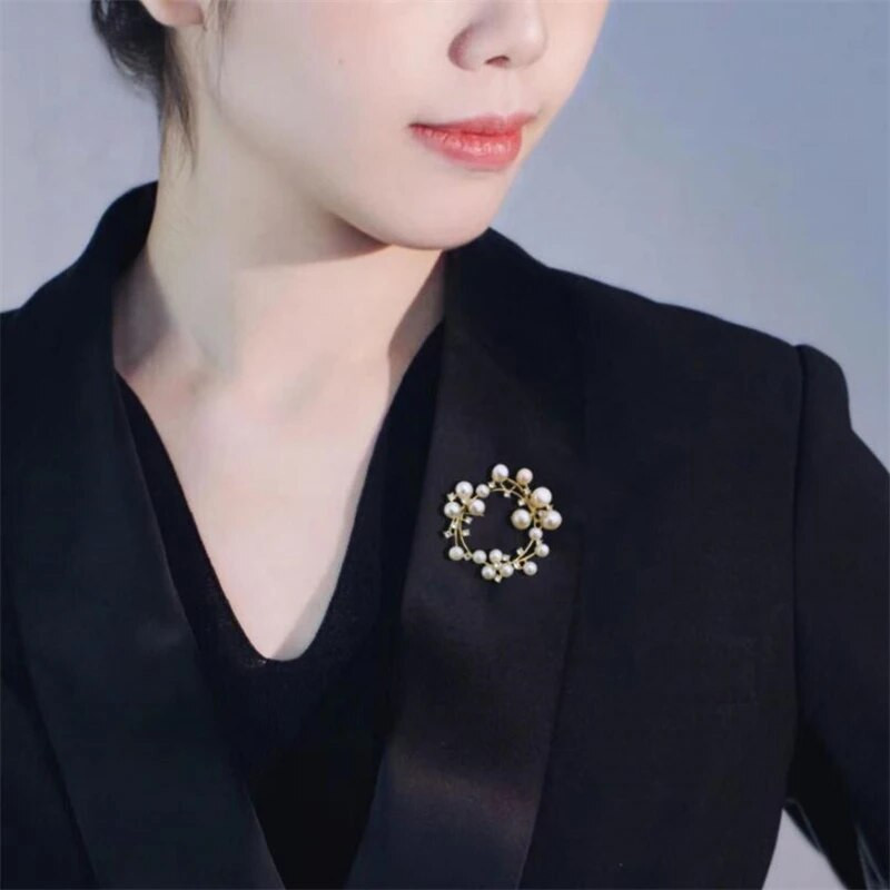 Didmeninė prekyba lydinio balto perlo krištoliniai krištoliniai kalėdiniai gėlių sagės segtukai moterims, merginoms, vestuviniai papuošalai, dovana