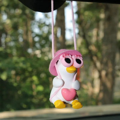 Аниме Pink Swing Duck Висулка за декорация на кола Сладко автоматично огледало за обратно виждане Висящ орнамент за жени Аксесоари за кола Ineriror