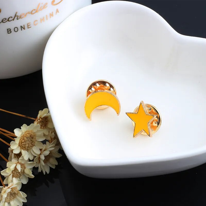 Armas pross Metallist emailnõel Multifilm Täht Kuu Revääri märgid Teksakott Dekoratiivsed riided Prossid Ehted Lapsed Sõbrad Kingitused