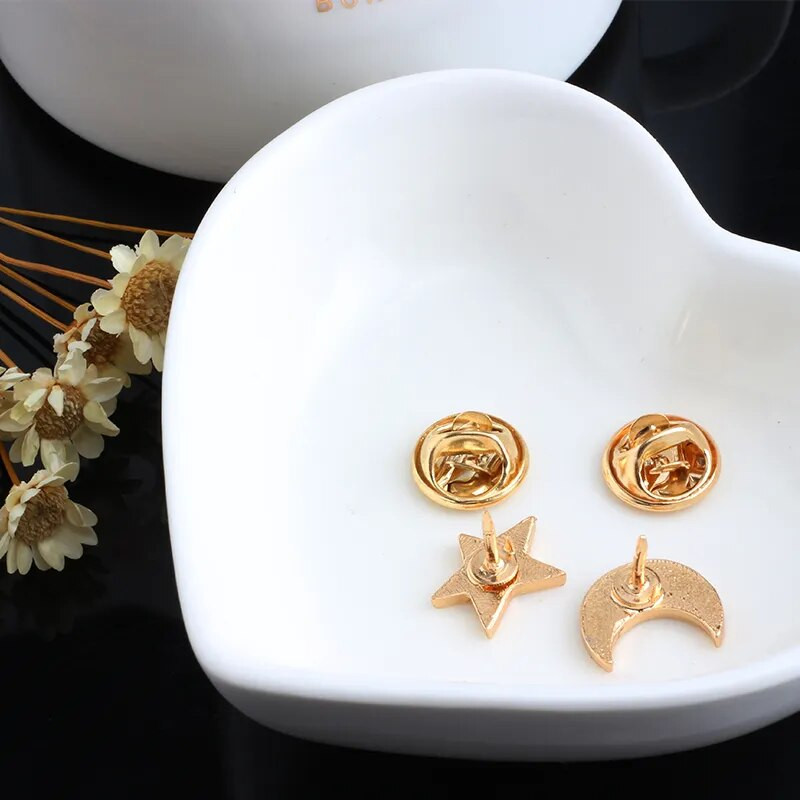 Armas pross Metallist emailnõel Multifilm Täht Kuu Revääri märgid Teksakott Dekoratiivsed riided Prossid Ehted Lapsed Sõbrad Kingitused