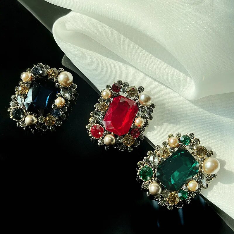 Ženski trendi klasični biserni kristalni kvadratni broš pribadača Luksuzni vintage značke sa vještačkim dijamantima Ženske retro igle za kaput Nakit Poklon