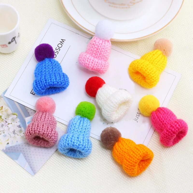 25 värvi Mini Armsad Mütsid Pins Värviline Kootud Müts Pross Juuksepall Kaunista Mantel Riidest Riidemärk Ehted Kingitus jõuludeks uusaasta