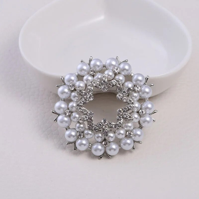 Dmari Γυναικεία καρφίτσα Πανέμορφη καρφίτσα πέτο Vintage στεφάνι Μεγάλο μαργαριτάρι πεσμένα φύλλα σήμα Αξεσουάρ για ρούχα Πολυτελή κοσμήματα