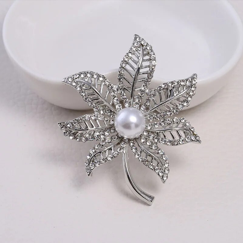 Dmari Γυναικεία καρφίτσα Πανέμορφη καρφίτσα πέτο Vintage στεφάνι Μεγάλο μαργαριτάρι πεσμένα φύλλα σήμα Αξεσουάρ για ρούχα Πολυτελή κοσμήματα