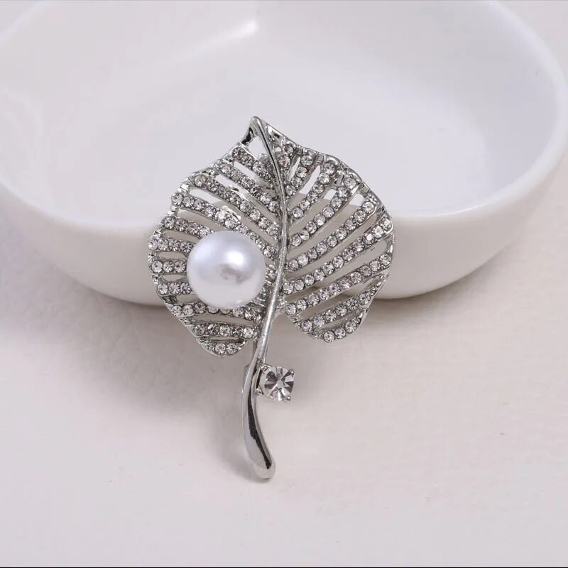 Dmari Γυναικεία καρφίτσα Πανέμορφη καρφίτσα πέτο Vintage στεφάνι Μεγάλο μαργαριτάρι πεσμένα φύλλα σήμα Αξεσουάρ για ρούχα Πολυτελή κοσμήματα