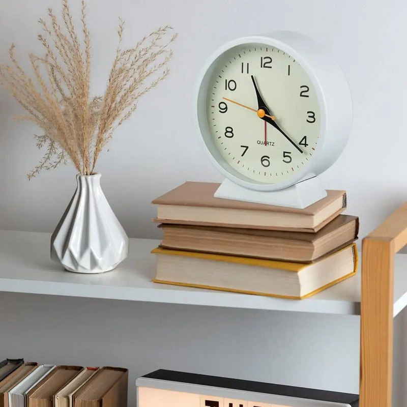 4,5-tolline analoogne äratuskell vaikne vanaaegne mittetiksuv äratuskell magamistuppa akutoitega väike öövalgusega lauakell