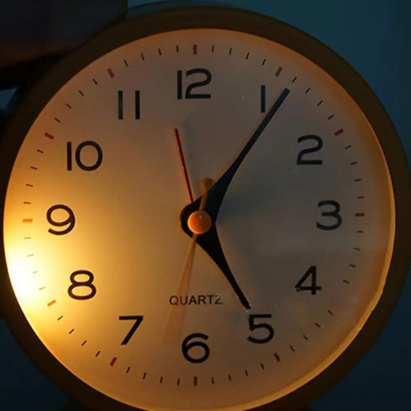 4,5-tolline analoogne äratuskell vaikne vanaaegne mittetiksuv äratuskell magamistuppa akutoitega väike öövalgusega lauakell