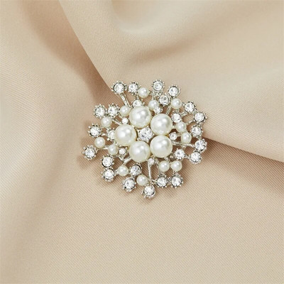 Trendi Klasszikus Elegáns Kristály Brossok Gyöngy strasszos Ruházat Brossok Luxus Fém hajtókás Bross Nőknek Esküvői Ajándékok