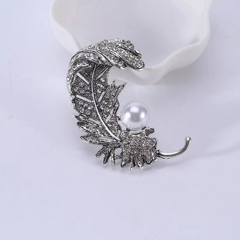 Dmari naiste pross Luksuslike aksessuaaride jaoks Riietus Klassikaline emailiga sulgedega revääriti Korea stiilis ehted