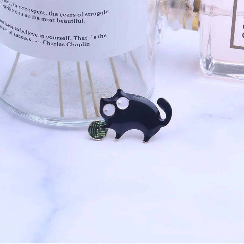 Slatka mala bucmasta mačka koja se igra Broš Ženska legura Emajl Mačka Životinja Broš za zabavu Slobodno vrijeme Poklon za godišnjicu rođendana