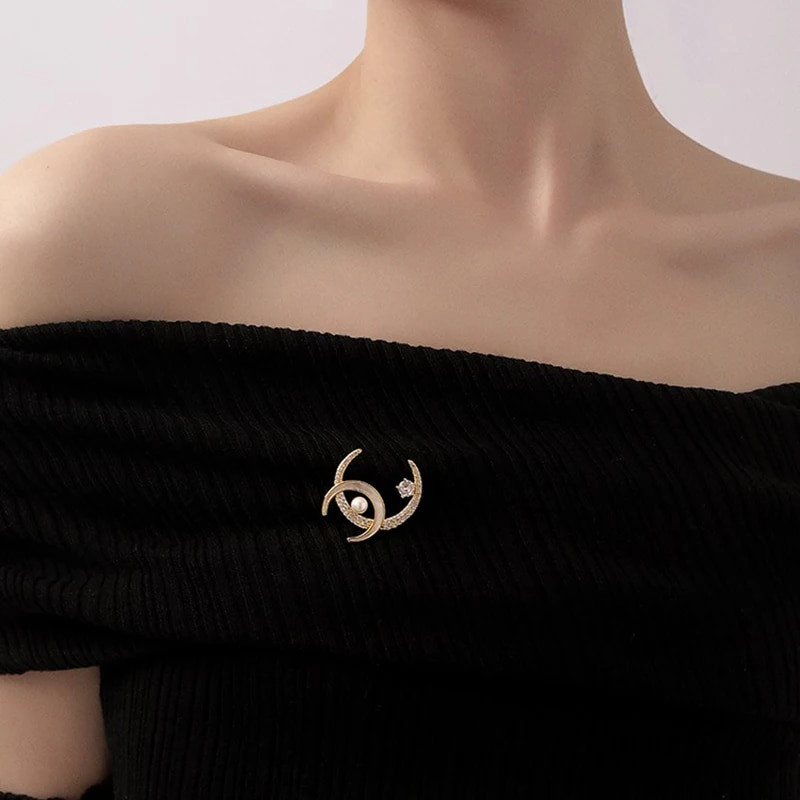 Suvised pärlikristalli imitatsiooniga topeltkuuprossid naistele Luksuslikud kullavärvi kivisulamist emailiga prossid haaknõelad