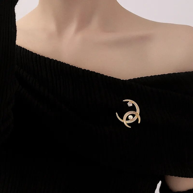 Suvised pärlikristalli imitatsiooniga topeltkuuprossid naistele Luksuslikud kullavärvi kivisulamist emailiga prossid haaknõelad