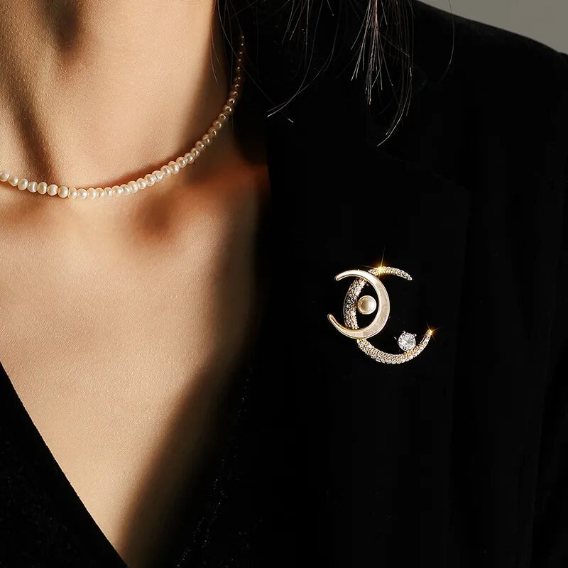 Suvised pärlikristalli imitatsiooniga topeltkuuprossid naistele Luksuslikud kullavärvi kivisulamist emailiga prossid haaknõelad