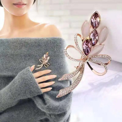 Elegantsed kristallist prossid on viie erineva stiili ja värviga, sealhulgas luige ja kimp, mis muudab need ideaalselt igapäevaseks kandmiseks