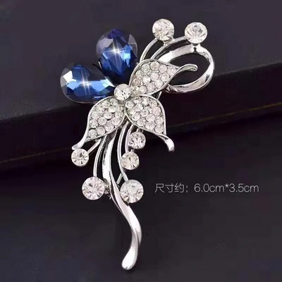 Elegantsed kristallist prossid on viie erineva stiili ja värviga, sealhulgas luige ja kimp, mis muudab need ideaalselt igapäevaseks kandmiseks