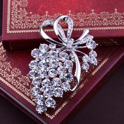 Elegantsed kristallist prossid on viie erineva stiili ja värviga, sealhulgas luige ja kimp, mis muudab need ideaalselt igapäevaseks kandmiseks