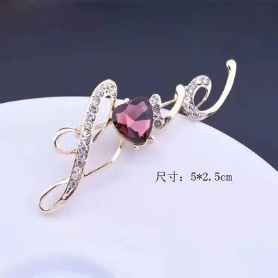 Elegantsed kristallist prossid on viie erineva stiili ja värviga, sealhulgas luige ja kimp, mis muudab need ideaalselt igapäevaseks kandmiseks