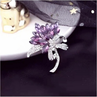 Elegantsed kristallist prossid on viie erineva stiili ja värviga, sealhulgas luige ja kimp, mis muudab need ideaalselt igapäevaseks kandmiseks