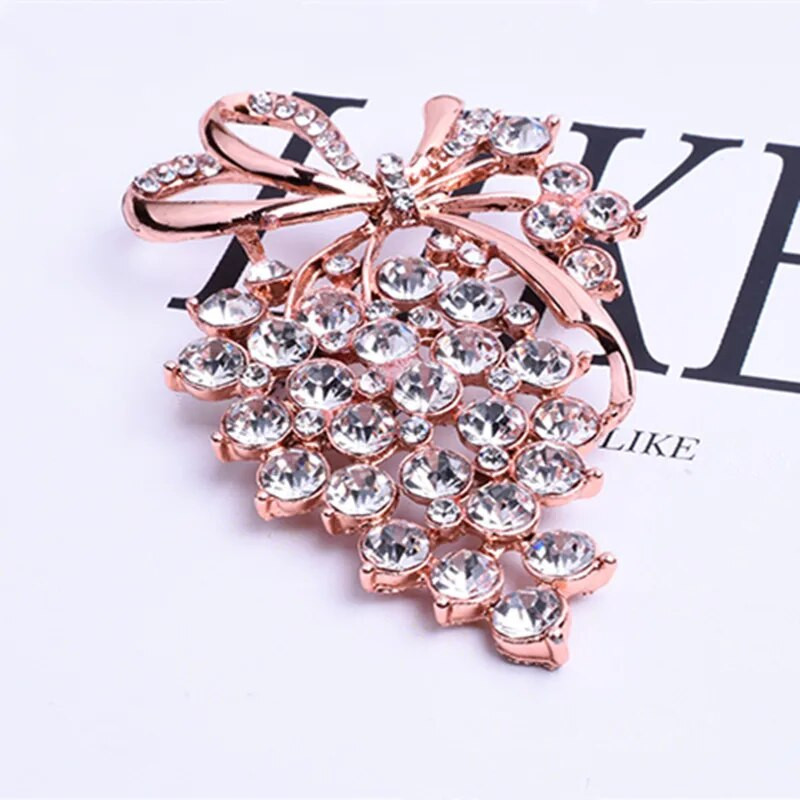 Karštas išpardavimas Krištolinių vynuogių sagės Smeigtukai Moterims Madingi Prabangūs Papuošalai Elegantiškos korsažo vestuvinės puokštės sagės