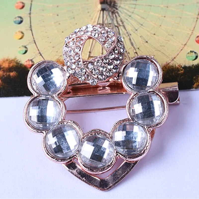 Karštai parduokite dvigubos paskirties širdies krištolinio akmens sagę Prabangiai imituoti perlų krištoliniai hidžabo segtukai Šalikai sagčių priedai Dovanų segtukai