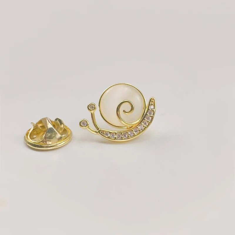 Armsad kristallist prossid Väikeste lehtedega pross naistele Metallist peegeldusvastane reväärinõel Fikseeritud riidenõelad Mantlirõivaste aksessuaarid