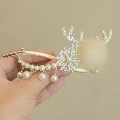 Ziemassvētku briežu ragi, sniegpārslas, savīti, moderni cirtaini matu sprādzes nagi