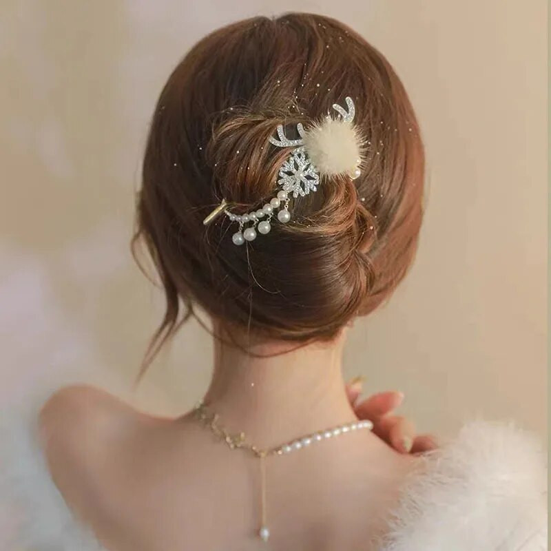 Ziemassvētku briežu ragi, sniegpārslas, savīti, moderni cirtaini matu sprādzes nagi