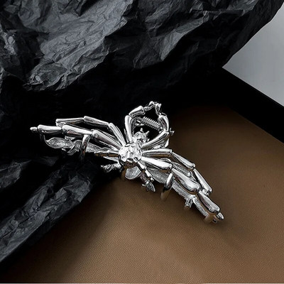 2023. aasta uus mood vedelast metallist suur ämblikhaaratsiklamber, naissoost seljapea plaat juuksenõel hai klamber Laheda disainiga juukseaksessuaarid