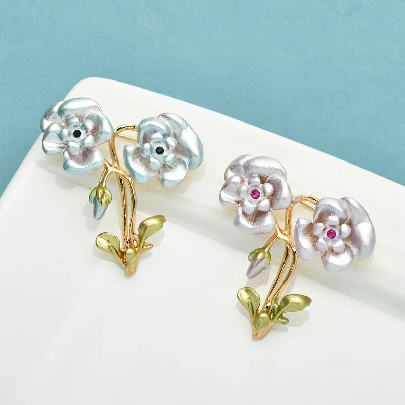 Wuli&baby kaunid emailitud lilleprossid naistele Unisex 2-värvilised armsad taimed, pidukontori prossinõelad Kingitused