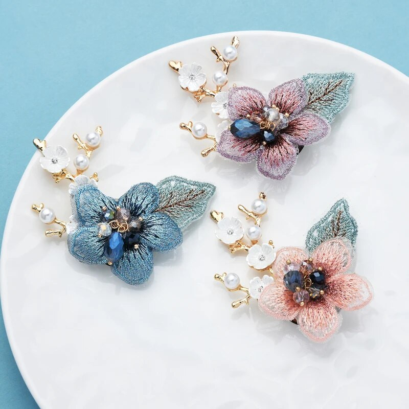 Wuli&baby Broșe noi de flori din dantelă pentru femei doamnă 3 culori Prun Bossom Flower Party Office Brose Ace Cadouri de Anul Nou