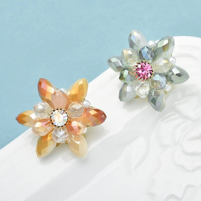 Wuli&baby kristalinės gėlių sagės moterims Unisex 2 spalvų putojančios mielos mažos gėlės sagės smeigtukai Dovanos