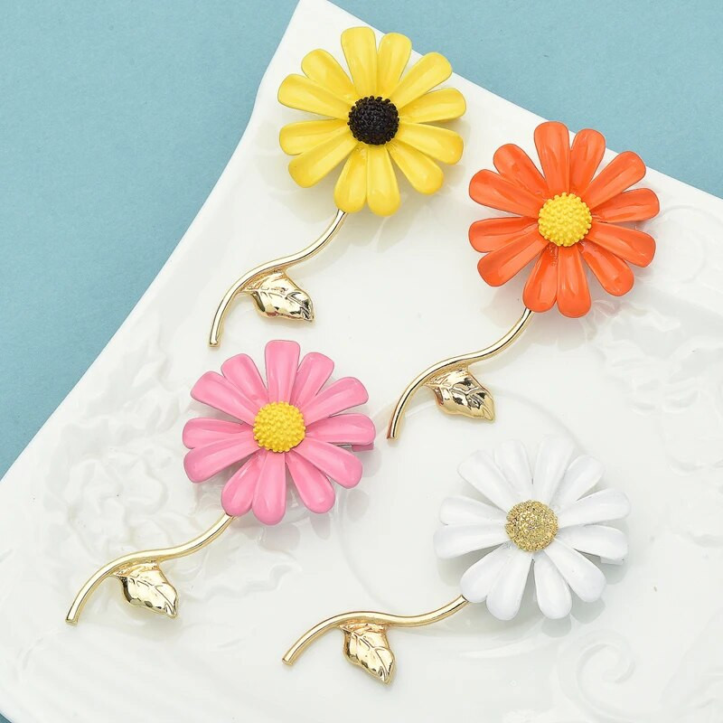 Wuli&baby Beauty Daisy gėlių sagės moterims Unisex 4 spalvų emalio žavingi augalai vakarėlis biuro sagės segtukai Dovanos