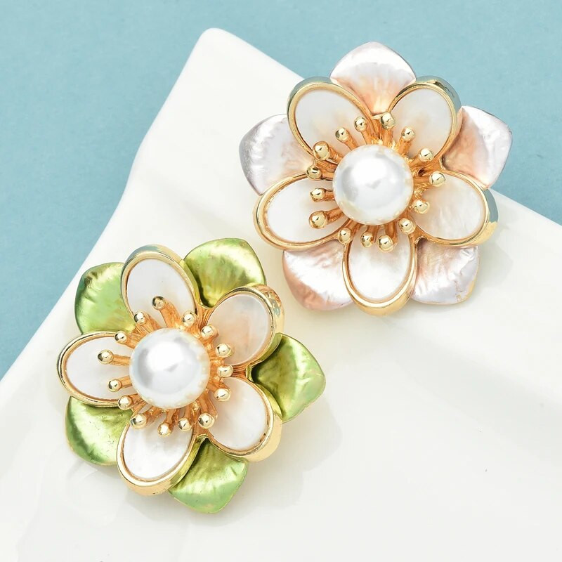 Wuli&baby Camellia Flowers Καρφίτσες Γυναικείες Unisex Δώρα Καρφίτσα Καρφίτσας Γραφείου Φυτά ομορφιάς με 2 χρώματα με σμάλτο Pearl