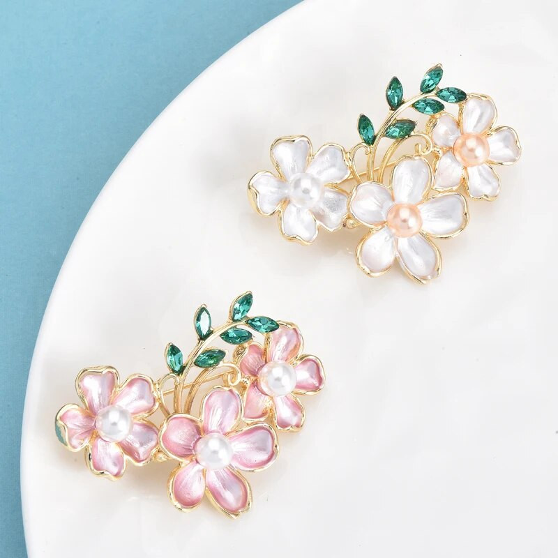 Wuli&baby võluvad lillelised prossid naistele Unisex 2-värvilised emailitud ploomiõie taimed peokontori prossinõelad Kingitused