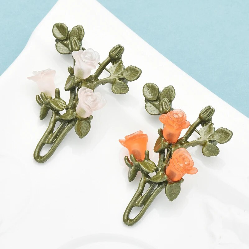 Wuli&baby Vintage lilleprossid naistele Unisex 2-värvilised valged oranžid roosiõielised peolilled kontoriprossid Pins kingitused