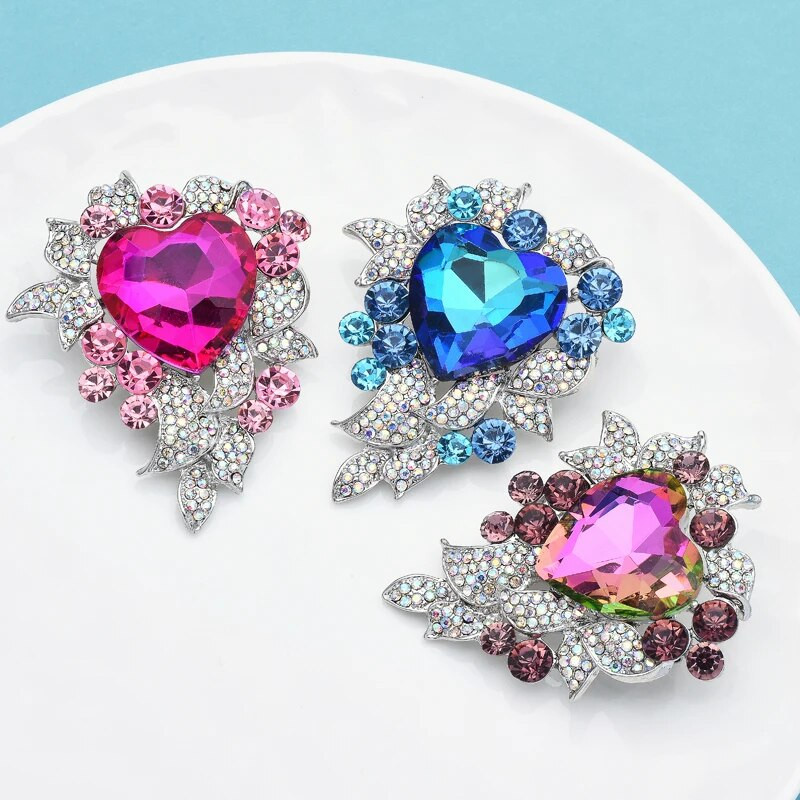 Wuli&baby Crystal Mere Südameprossid Naistele Unisex 3-värviline Palace Style 3-värviline Love Party Office Pross Pin Kingid