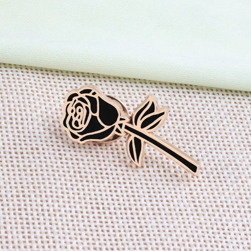 Ilus lillemärk Punane Must Roos Emailnõelad Metallist Mood Prossid Sõbrapäeva kingitus Sõbrannale Seljakott Reväärikübar Ehted