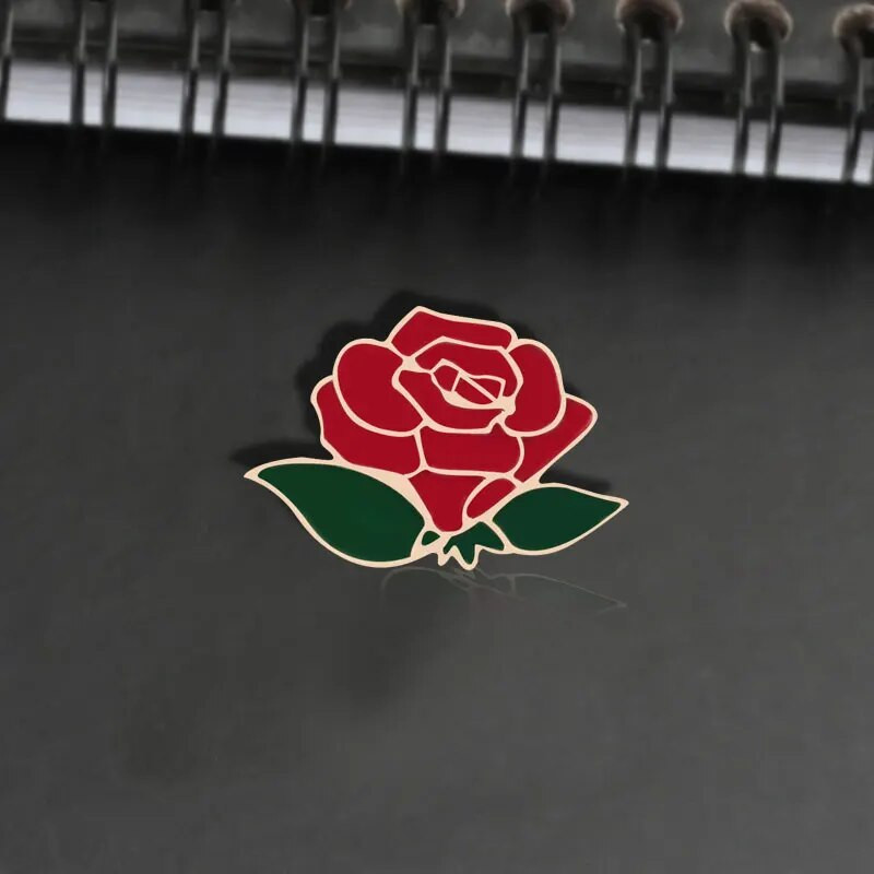 Ilus lillemärk Punane Must Roos Emailnõelad Metallist Mood Prossid Sõbrapäeva kingitus Sõbrannale Seljakott Reväärikübar Ehted