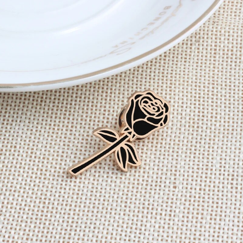 Ilus lillemärk Punane Must Roos Emailnõelad Metallist Mood Prossid Sõbrapäeva kingitus Sõbrannale Seljakott Reväärikübar Ehted