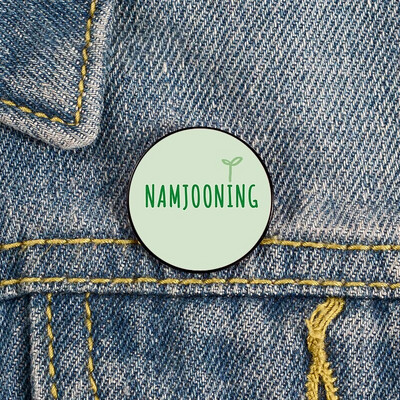 Namjooning roosa trükitud nööpnõel Kohandatud naljakad prossid särk Reväärkott Armas märk Multifilmi emailnõelad armastatud tüdrukusõpradele