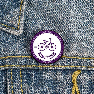 Namjooning roosa trükitud nööpnõel Kohandatud naljakad prossid särk Reväärkott Armas märk Multifilmi emailnõelad armastatud tüdrukusõpradele