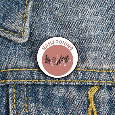 Namjooning roosa trükitud nööpnõel Kohandatud naljakad prossid särk Reväärkott Armas märk Multifilmi emailnõelad armastatud tüdrukusõpradele