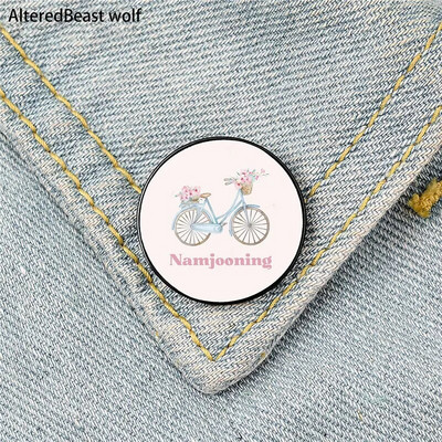 Namjooning roosa trükitud nööpnõel Kohandatud naljakad prossid särk Reväärkott Armas märk Multifilmi emailnõelad armastatud tüdrukusõpradele