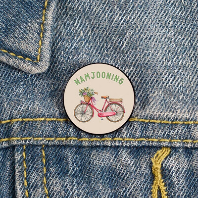 Namjooning roosa trükitud nööpnõel Kohandatud naljakad prossid särk Reväärkott Armas märk Multifilmi emailnõelad armastatud tüdrukusõpradele