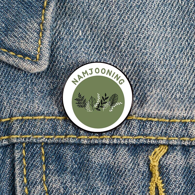 Namjooning roosa trükitud nööpnõel Kohandatud naljakad prossid särk Reväärkott Armas märk Multifilmi emailnõelad armastatud tüdrukusõpradele