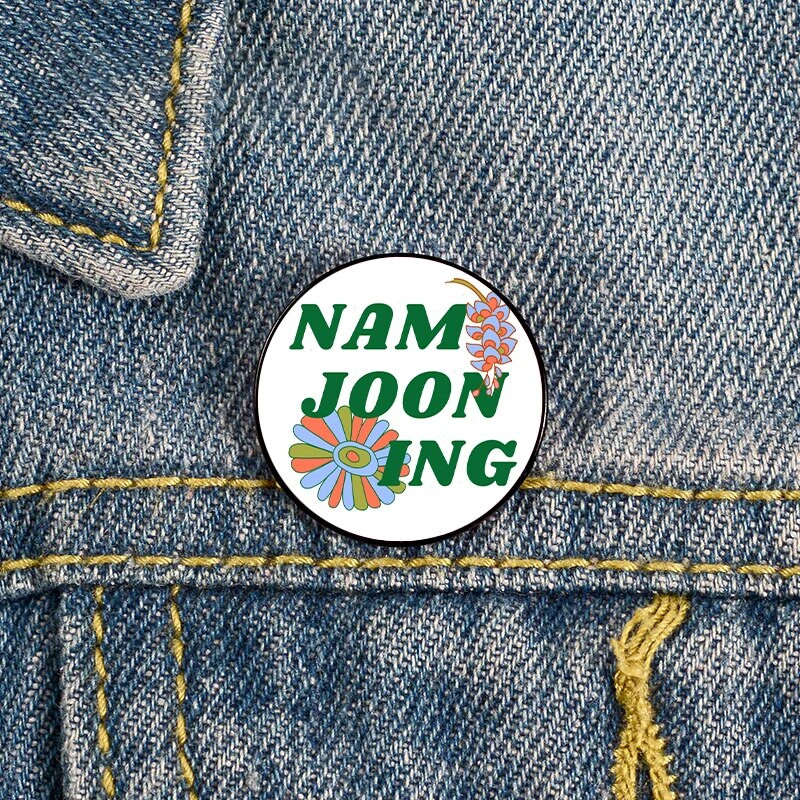 Namjooning roosa trükitud nööpnõel Kohandatud naljakad prossid särk Reväärkott Armas märk Multifilmi emailnõelad armastatud tüdrukusõpradele