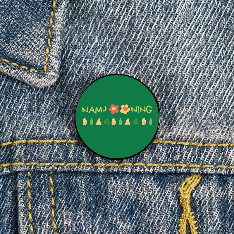 Namjooning roosa trükitud nööpnõel Kohandatud naljakad prossid särk Reväärkott Armas märk Multifilmi emailnõelad armastatud tüdrukusõpradele