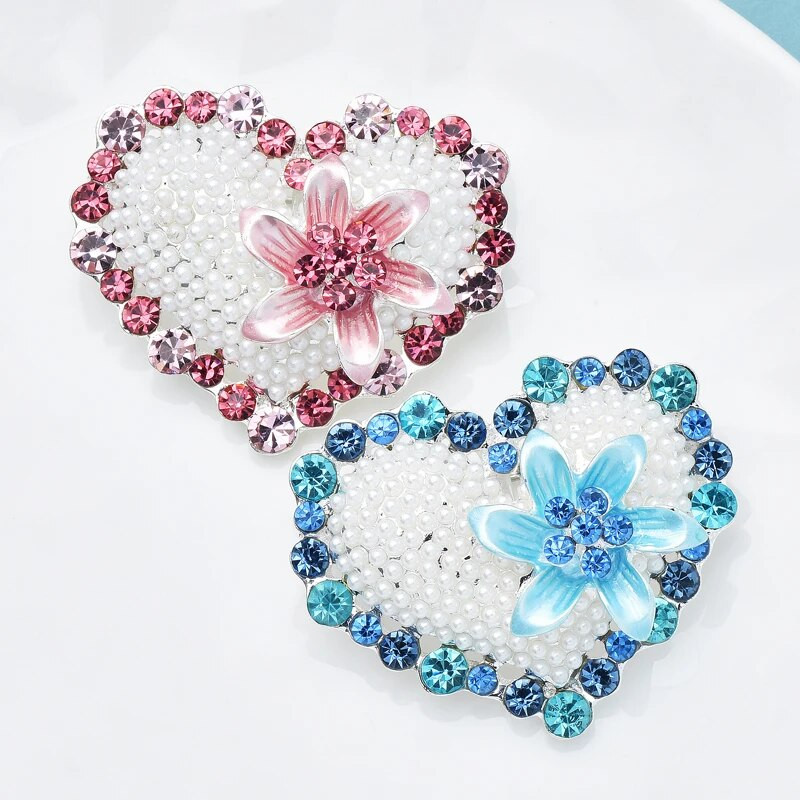 Wuli&baby Pērļu ziedu sirsniņas saktas sievietēm Unisex 2-krāsu Rhinestone Shining Love Party Biroja saktas piespraudes Dāvanas