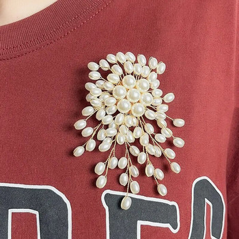 Преувеличена елегантна перлена цветна брошка Значка с игла за жени Момичета Модни дрехи Декорация Бижута Подаръци
