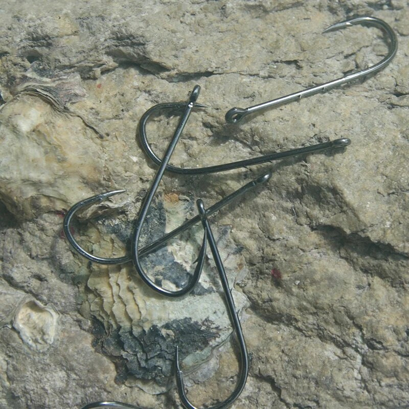 50 tk/partii õngekonksud, topeltsöödahoidik, okastraadiga õngekonksud, süsinikterasest teravad õngekonksud ja elussööda konksud